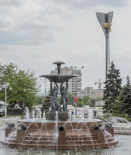 Piazza del Teatro con una fontana al centro.Scultore E.Vucetic — Foto Stock