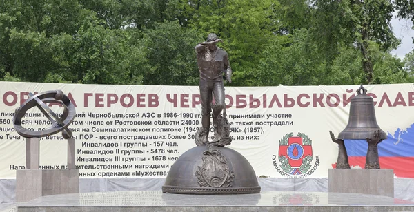 Memorial hősök a csernobili dicsőség, nyitva áll a a 30 th-anniver — Stock Fotó