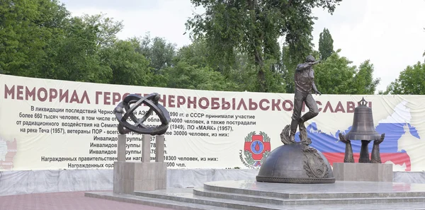 Memorial hősök a csernobili dicsőség, nyitva áll a a 30 th-anniver — Stock Fotó