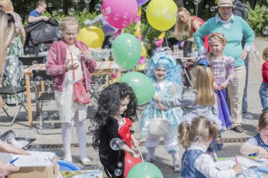   Kızlar sabun köpüğü tatile yakalamak.