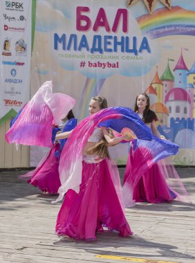  Performans çocukların dans babybal topluluğu