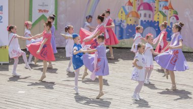  Performans yetenekli Kızlar dans topluluğu  