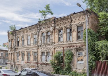 19. yüzyıl ile büyüyen ağaçlar bina terk