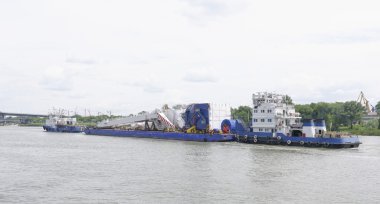 Rostov-on-Don Nehri boyunca deniz vinç parçaları taşıma