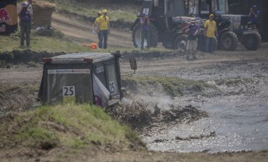   Yeşil çayır üzerinde tarımsal traktörler için rekabet 