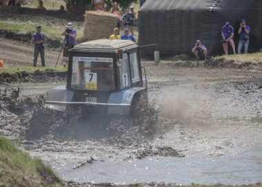  Yeşil çayır üzerinde tarımsal traktörler için rekabet 