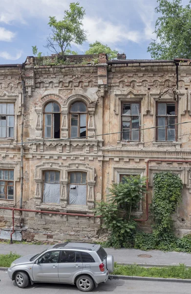 Abandoned building of the 19th century with the growing trees on — Stock Photo, Image