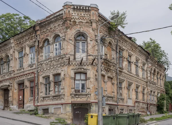 Abandoned building of the 19th century with the growing trees on — Stock Photo, Image