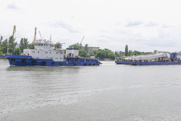 Transporting marine crane parts along the river in Rostov-on-Don — Stock Photo, Image