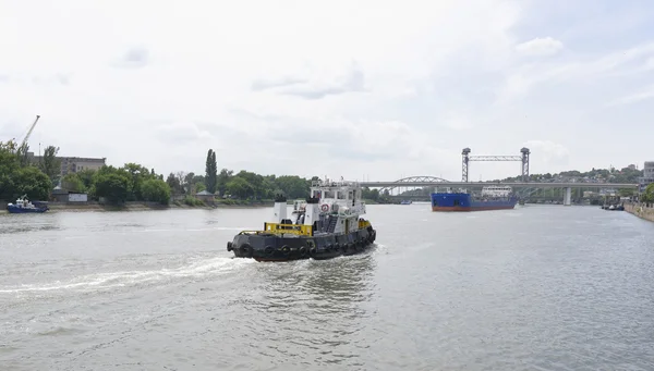 Navios de carga nadando no rio em Rostov-on-Don — Fotografia de Stock