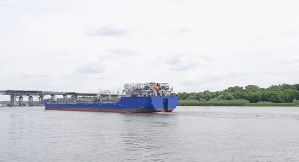 Zwemmen vrachtschepen op de rivier in Rostov aan de Don — Stockfoto