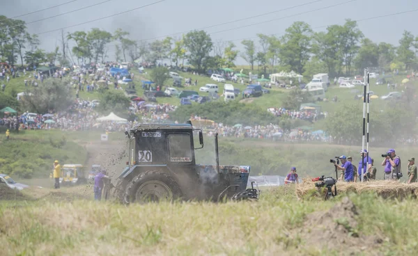Yeşil çayır üzerinde tarımsal traktörler için rekabet — Stok fotoğraf