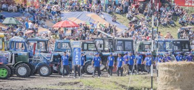   Yeşil çayır üzerinde tarımsal traktörler için rekabet. Biz