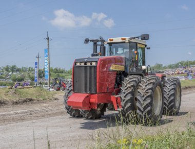  Yeşil çayır üzerinde tarımsal traktörler için rekabet. Bizo