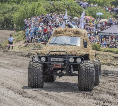  Bizon parça Show hayatta kalmak için araba yarışı