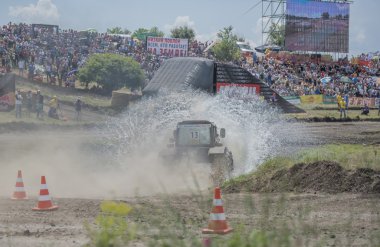  Yeşil çayır üzerinde tarımsal traktörler için rekabet. Bizo