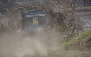  Yeşil çayır üzerinde tarımsal traktörler için rekabet. Bizo