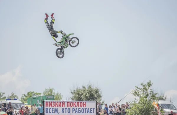 Motofreestyle - jumps with incredible acrobatic elements that m — Stock Photo, Image