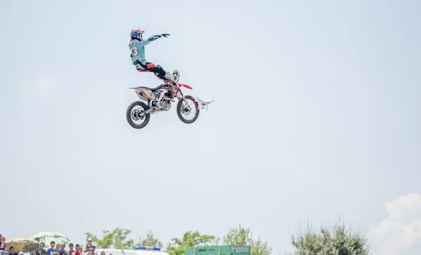 Motofreestyle - salta con increíbles elementos acrobáticos que m — Foto de Stock