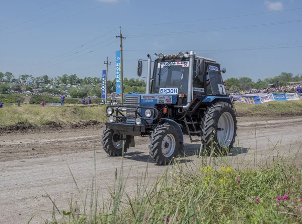 Конкурс сельскохозяйственных тракторов на зеленом лугу. Бизо — стоковое фото