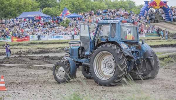 Tractor with a damaged wheel on the Bizon Track Show — Stock Photo, Image