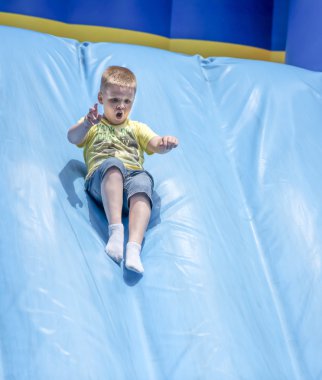Çocuk slaytlar aşağı bir eğlence parkı şişme bir slayt