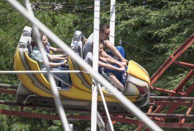  Çocuk babasıyla yolculuk 