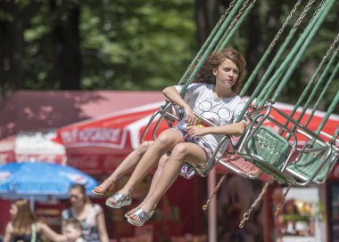 Joy ride amusement park atlıkarınca ile kız