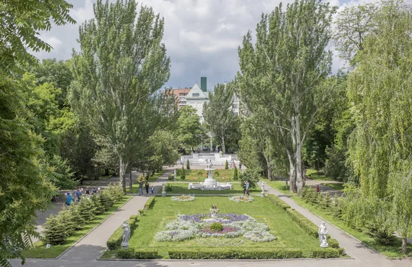 Au printemps, les citoyens de Gorky Park marchent et se reposent sur les bancs — Photo