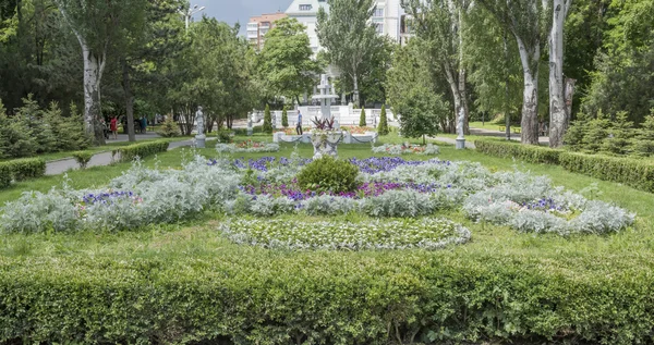 Au printemps Gorky Park les citoyens marchent et se reposent — Photo