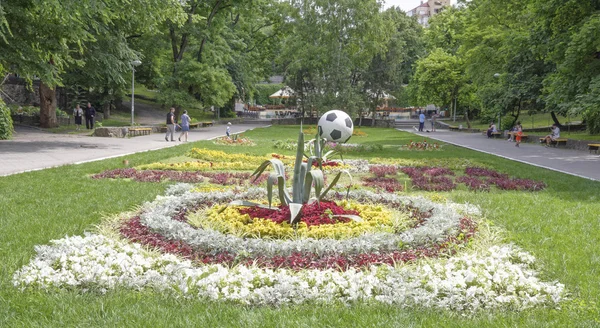 En la primavera los ciudadanos de Gorky Park caminan y descansan en los bancos — Foto de Stock