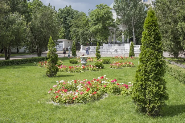 In primavera Gorky Park i cittadini camminano e si riposano — Foto Stock