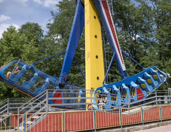 Brave citizens ride the attraction "Kamikaze" in amusement park — Stock Photo, Image