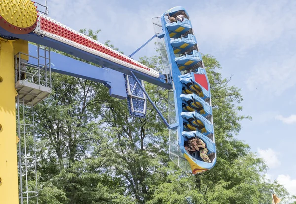 Brave citizens ride the attraction "Kamikaze" in amusement park — Stock Photo, Image