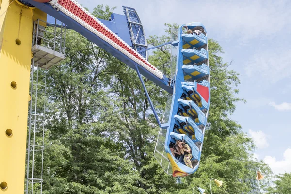 Citoyens courageux monter l'attraction "Kamikaze" dans le parc d'attractions — Photo