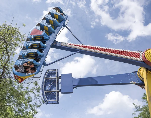 Citoyens courageux monter l'attraction "Kamikaze" dans le parc d'attractions — Photo
