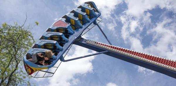 Ciudadanos valientes montan la atracción "Kamikaze" en el parque de atracciones — Foto de Stock