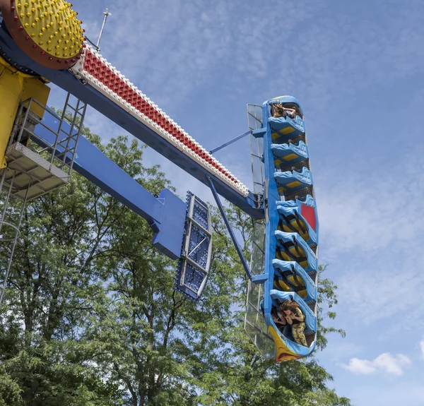 Citoyens courageux monter l'attraction "Kamikaze" dans l'amusement par — Photo