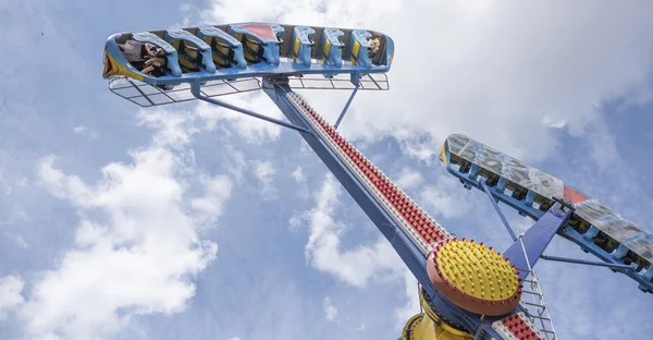 Ciudadanos valientes montan la atracción "Kamikaze" en el parque de atracciones — Foto de Stock