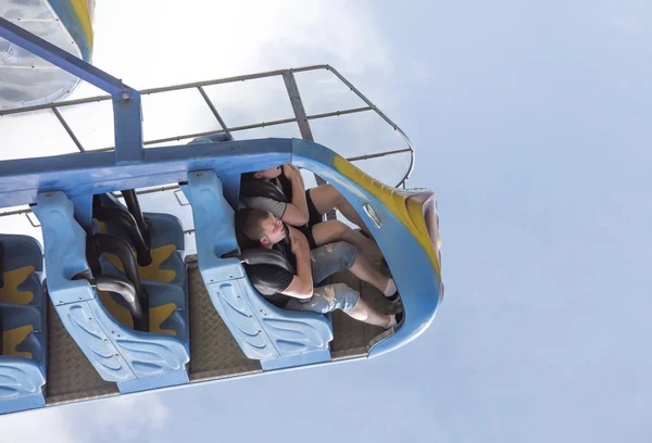 Ciudadanos valientes montan la atracción "Kamikaze" en el parque de atracciones — Foto de Stock