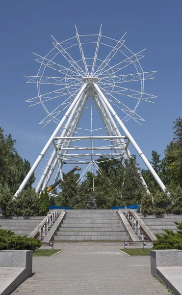 Costruzione della ruota panoramica 65 metri a Rostov-sul-Don — Foto Stock