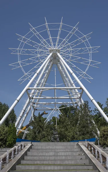 Construcción de la rueda de la fortuna 65 metros en Rostov-on-Don — Foto de Stock