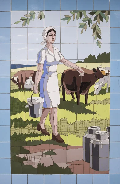 La laitière à la traite - panneau des carreaux de céramique de l'un — Photo