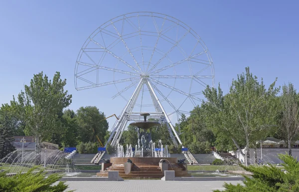 Construcción de la rueda de la fortuna 65 metros en Rostov-on-Don — Foto de Stock