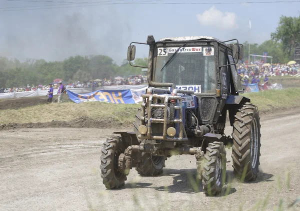 Tarımsal Traktörler traktör Bizon parça Show Bizon parça Show.ition üzerinde Competcompetition. — Stok fotoğraf