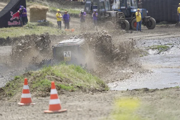 Wettbewerb für landwirtschaftliche Traktoren auf der Bizon Track Show.. — Stockfoto