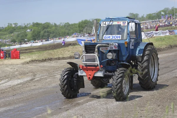Competition for agricultural tractors on the Bizon Track Show — Stock Photo, Image