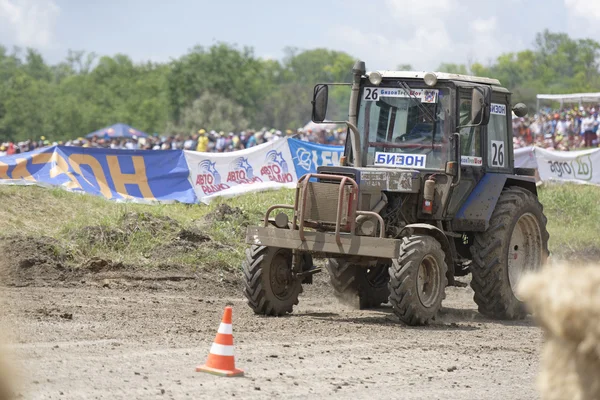 CompetCompetition for agricultural tractors on the Bizon Track Show.ition for agricultural tractors on the Bizon Track Show. — Stock Photo, Image