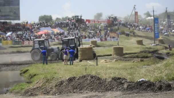 Mezőgazdasági traktorok a Bizon pálya show verseny — Stock videók