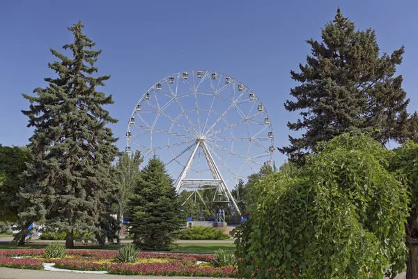 Construcción de la rueda de la fortuna 65 metros en Rostov-on-Don — Foto de Stock